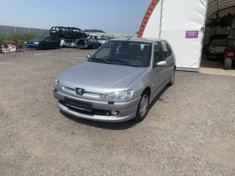 Peugeot 306 2,0 HDI 66KW RHY stříbrný prodám díly z vozu