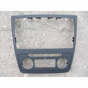 rámeček rádio+klima ŠKODA YETI  5L0858069H