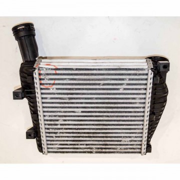 chladič intercooler pravý VW Touareg 7P0  7P0145804A - lehce poškozený